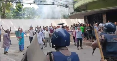 ইসলামী ব্যাংক বিক্ষোভে পুলিশের লাঠিচার্জ ও জলকামান