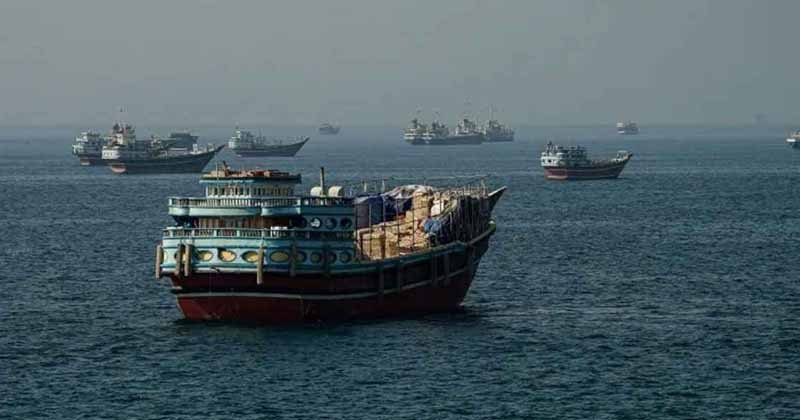 হরমুজ প্রণালিতে ইরানের সামরিক নৌজাহাজ টহল