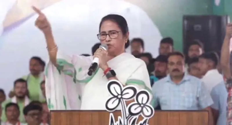 মমতার বিস্ফোরক দাবি — ধর্মতলার জনসভায় ভাষণ দিচ্ছেন মমতা বন্দ্যোপাধ্যায়