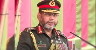 সেনাপ্রধান ওয়াকার-উজ-জামান বিএমএ ৯০তম কোর্সের কমিশনিং প্যারেডে বক্তব্য দিচ্ছেন