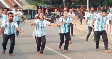 মাদারগঞ্জে আর্জেন্টিনা সমর্থকদের রাস্তায় নাচ-গানের দৃশ্য