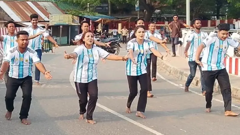 আর্জেন্টিনা সমর্থকদের নাচ-গান: রাস্তা বন্ধে ক্ষুব্ধ মাদারগঞ্জবাসী