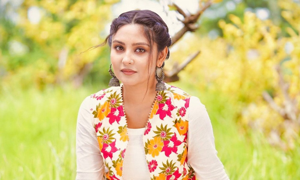 ‘নাজনীন নীহা জানালেন, এখন আর সিঙ্গেল নন’