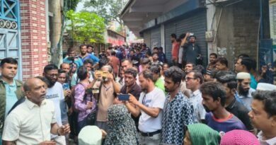 এমপির মেয়ের মারধরের প্রতিবাদে জনতার বাড়ি ঘেরাও, যশোর