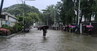 জলাবদ্ধতা চট্টগ্রাম নগরীর সড়কে জমে থাকা পানি