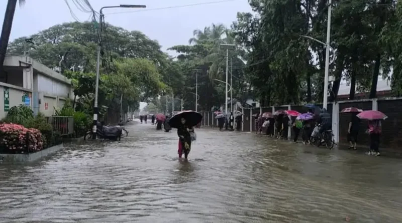 জলাবদ্ধতা চট্টগ্রাম নগরীর সড়কে জমে থাকা পানি