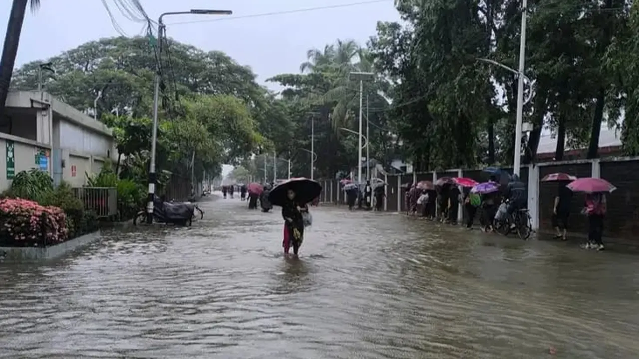 জলাবদ্ধতা চট্টগ্রাম: টানা বৃষ্টিতে ডুবল পুরো নগরী