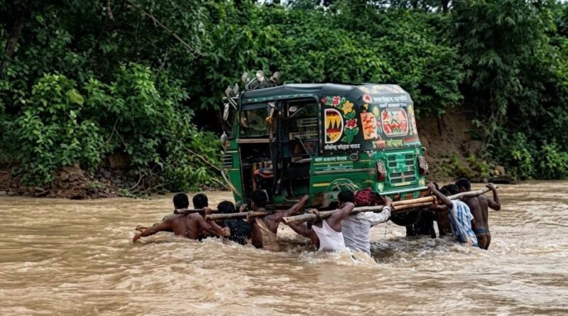 প্রসূতি মাকে উদ্ধার করতে কাঁধে সিএনজি তুলে রাঙাঝিরি খাল পার হচ্ছেন স্থানীয়রা