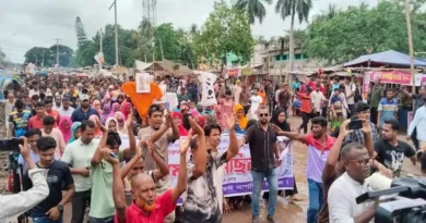এমপি নজরুল অবাঞ্ছিত ঘোষণা করে কুশপুত্তলিকা দাহ শ্যামনগর প্রেসক্লাবের সামনে